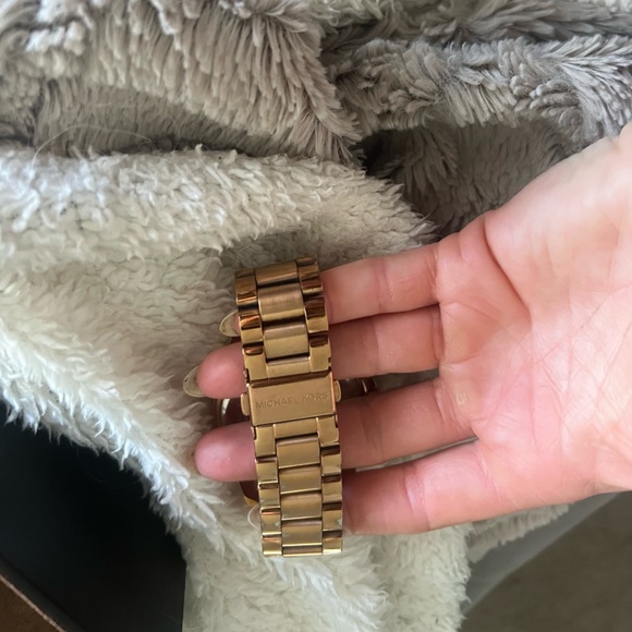 Michael Kors Rose Gold Watch - Picture 4 of 5
